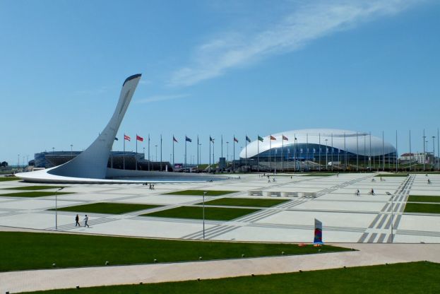 В Олимпийском парке вывешивают флаги